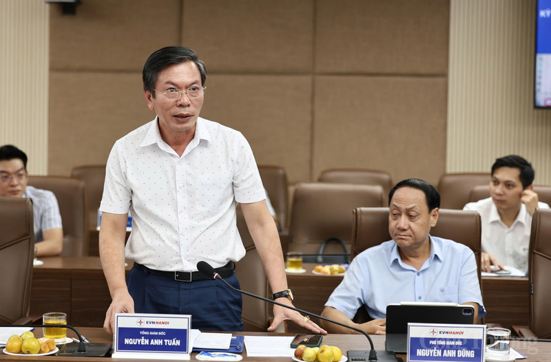 Tổng giám đốc EVNHANOI Nguyễn Anh Tuấn báo cáo đoàn công tác. Ảnh: Nam Nguyễn