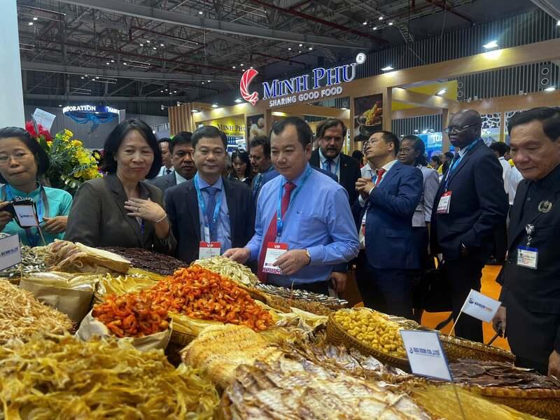 Đại biểu tham quan tại Triển lãm ngành thủy sản Vietfish 2025. Ảnh: Phương Hoa