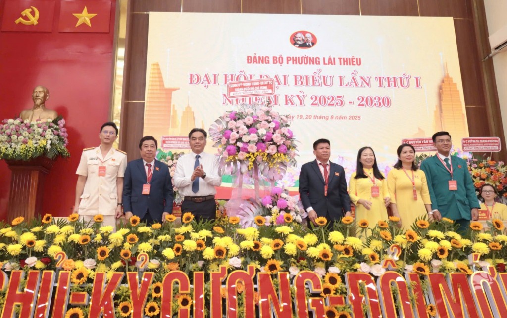 Lãnh đạo TP Hồ Chí Minh tặng hoa chúc mừng Đại hội Lãnh đạo TP Hồ Chí Minh tặng hoa chúc mừng Đại hội