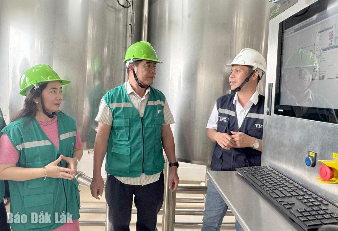 Phó Chủ tịch UBND tỉnh Nguyễn Thiên Văn tham quan khu thanh trùng sữa.