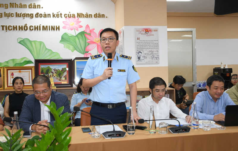 Ông Nguyễn Quang Huy, Phó Chi Cục trưởng Chi Cục Quản lý thị trường TP. Hồ Chí Minh thông tin về công tác chống hàng gian, hàng giả tại hợp báo. Ảnh: Thanh Minh