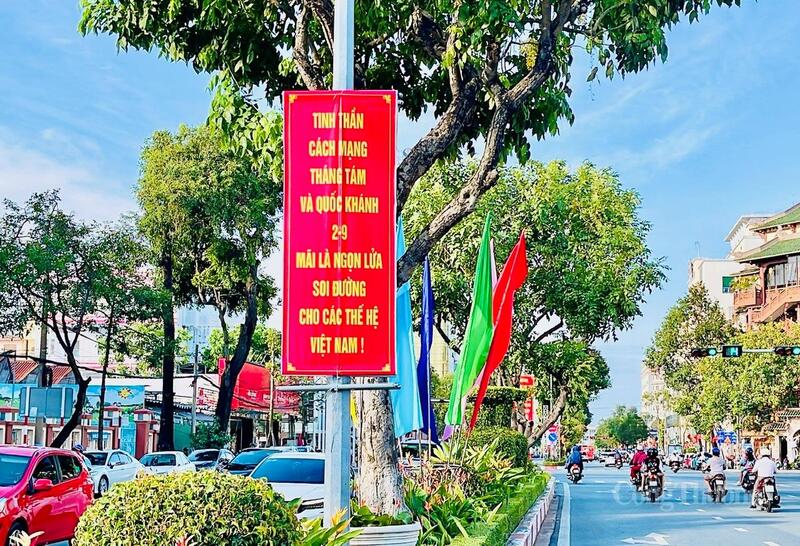 Đường phố rực đỏ với các pano, áp phích.