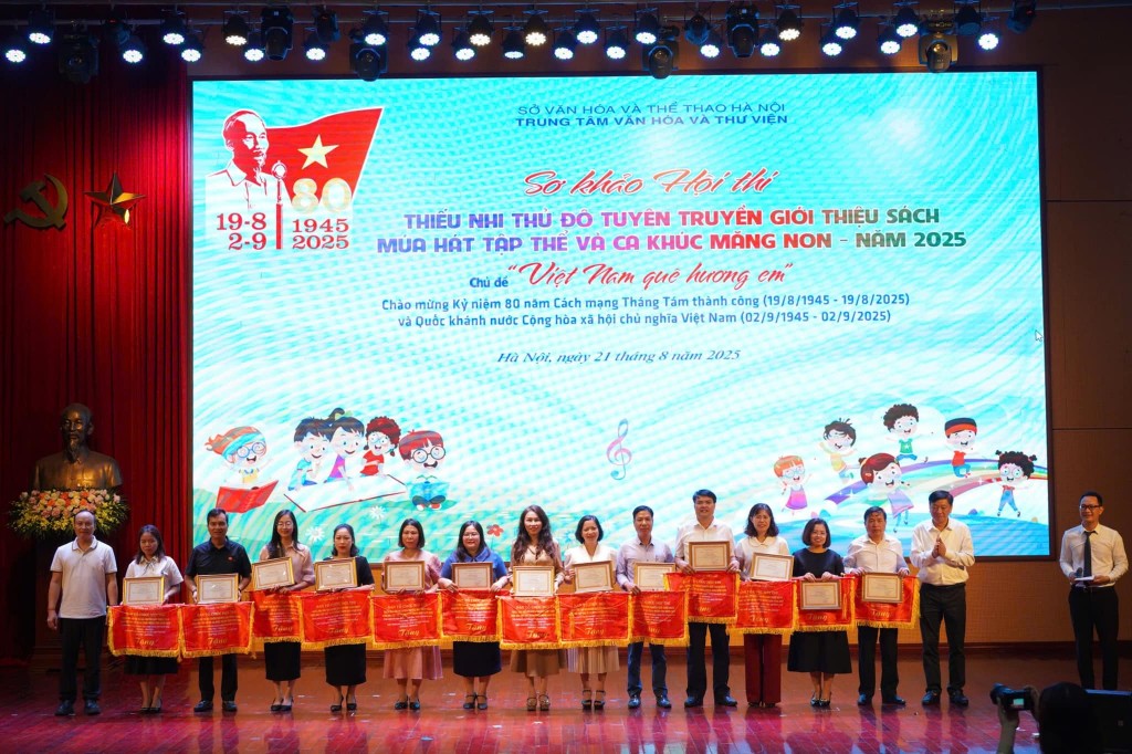 Ban Tổ chức Tặng cờ lưu niệm cho các đội tham gia hội thi Ban Tổ chức Tặng cờ lưu niệm cho các đội tham gia hội thi