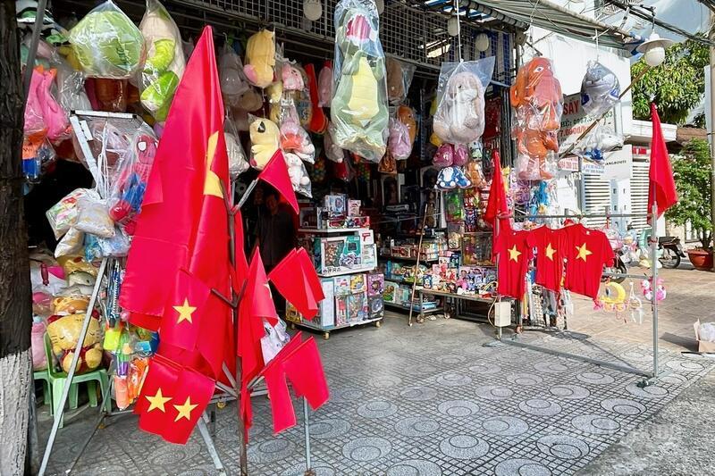 Nhiều cửa hàng trên địa bàn thành phố bày bán đồ dùng chuẩn bị cho ngày lễ lớn.