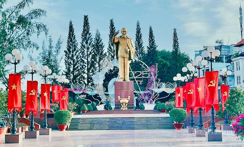 Không gian quanh Tượng đài Bác Hồ ở bến Ninh Kiều trở nên lộng lẫy nhờ sắc cờ rực rỡ.