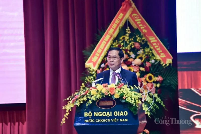 Phó Thủ tướng Chính phủ, Bộ trưởng Bộ Ngoại giao cho biết, ngoại giao 80 năm qua là hành trình của bản lĩnh, trí tuệ và lòng trung thành son sắt với Đảng, với Tổ quốc và nhân dân; là những buổi đàm phán căng thẳng trong khói lửa chiến tranh