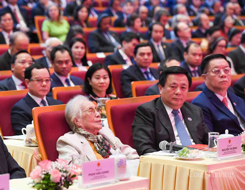 Đồng chí Nguyễn Thị Bình chia sẻ, nhớ lại những kỷ niệm trên bàn đàm phán