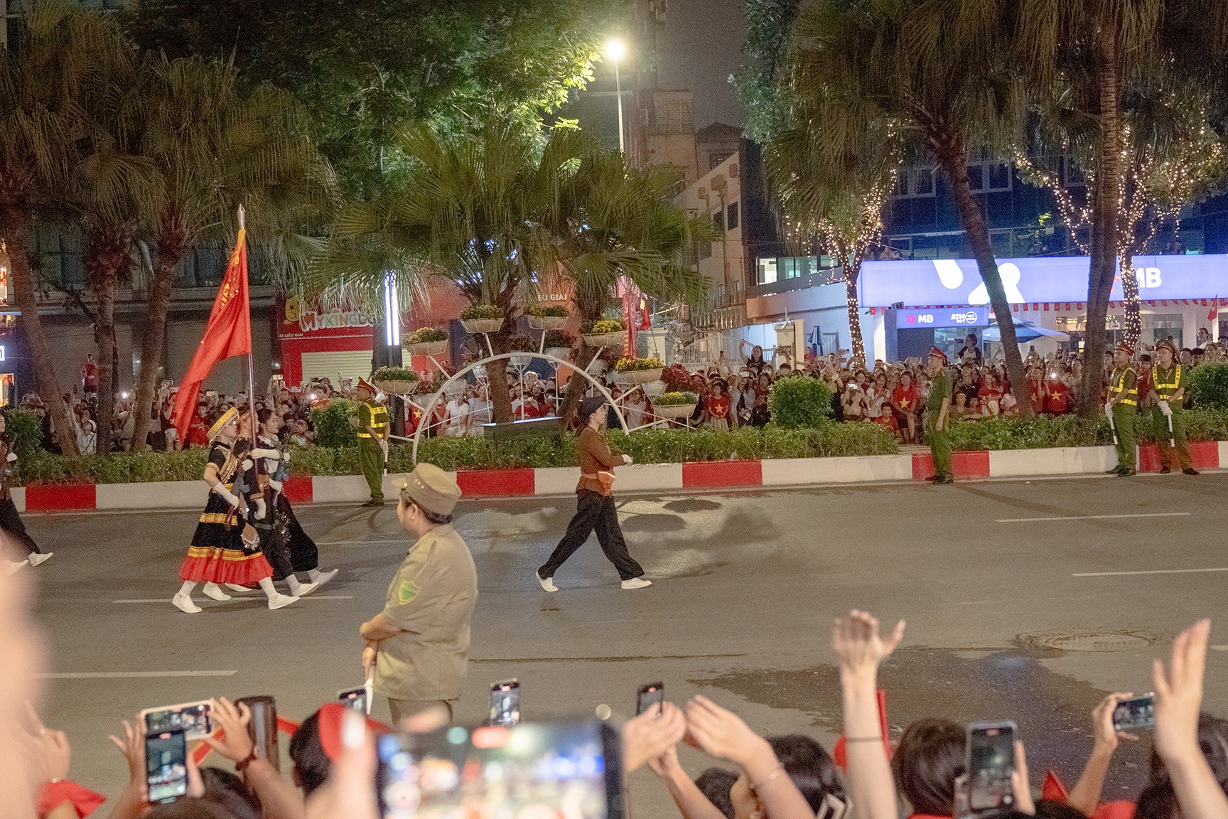 Ngay khi người dân vượt qua dải phân cách, lực lượng chức năng đã tăng cường nhắc nhở đảm bảo người dân được xem an toàn, không ảnh hưởng tới cây xanh cũng như các lực lượng diễu binh Ngay khi người dân vượt qua dải phân cách, lực lượng chức năng đã tăng cường nhắc nhở đảm bảo người dân được xem an toàn, không ảnh hưởng tới cây xanh cũng như các lực lượng diễu binh