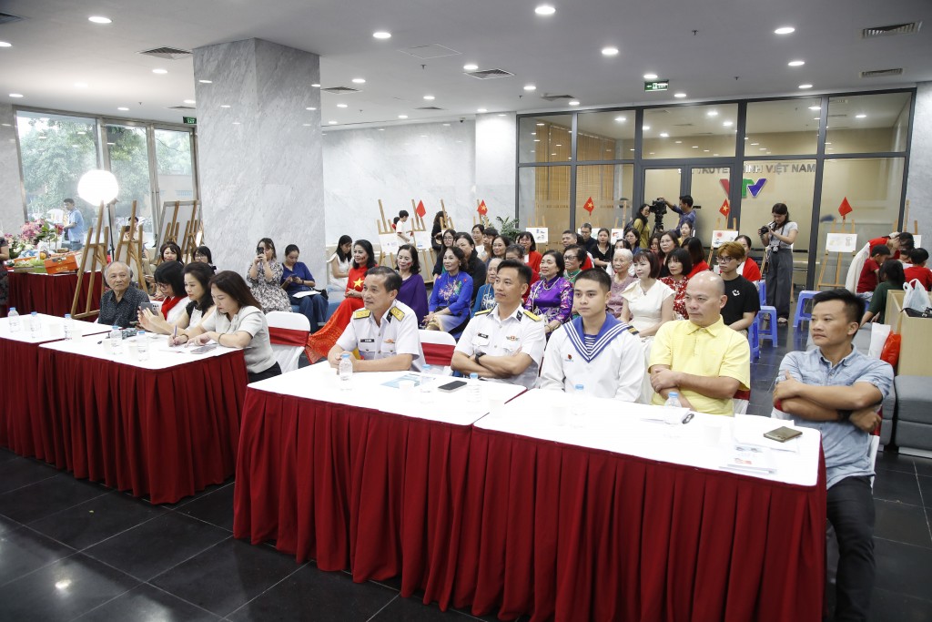 Đông đảo độc giả đến dự buổi giao lưu, ra mắt tập thơ