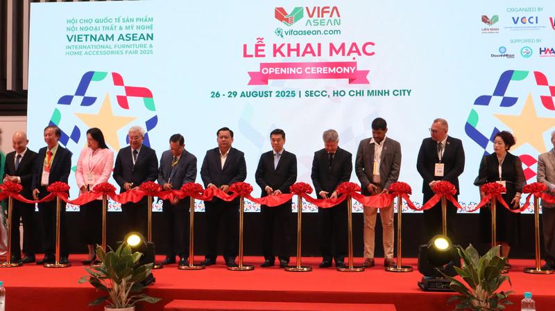 Đại biểu thực hiện nghi thức cắt băng khai mạc VIFA ASEAN 2025. Ảnh: Minh Khuê.