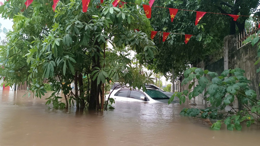 Khu chung cư Ecohom3 (phường Đông Ngạc, Hà Nội) bị ngập nặng, các phương tiện ngâm trong biển nước Khu chung cư Ecohom3 (phường Đông Ngạc, Hà Nội) bị ngập nặng, các phương tiện ngâm trong biển nước