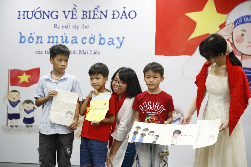Tác giả trao giải thưởng tới những em bé tham gia thi vẽ tranh về biển đảo quê hương trong khuôn khổ buổi ra mắt cuốn sách