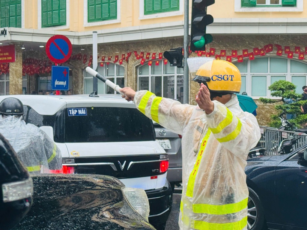 Lực lượng CSGT Công an TP Hà Nội phối hợp cắt hạ cây đổ, phân luồng, giải phóng giao thông