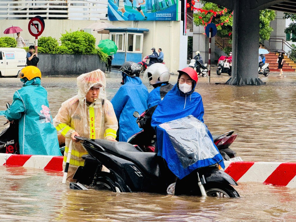 Hỗ trợ người dân vượt qua điểm úng ngập Hỗ trợ người dân vượt qua điểm úng ngập