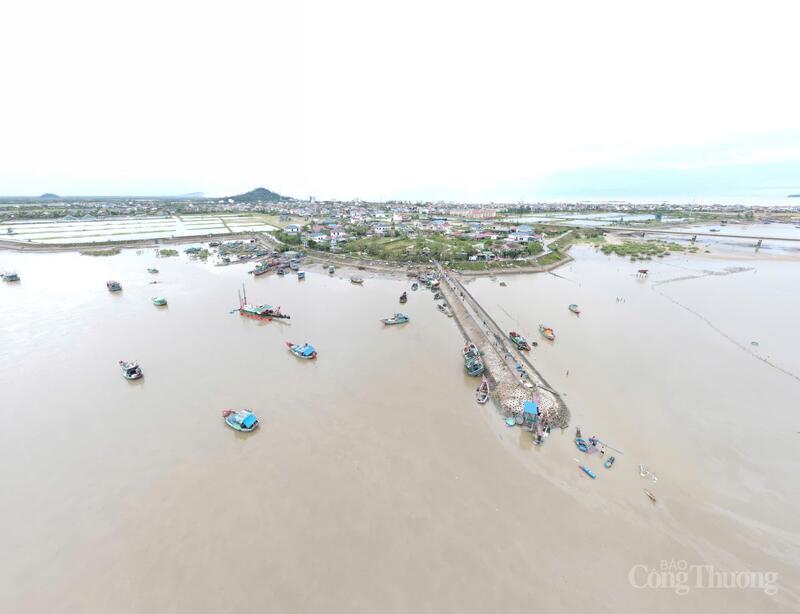 Nơi neo đậu tàu thuyền tránh trú bão xã Thiên Cầm nhìn từ trên cao.