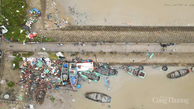 Tàu thuyền của ngư dân bị đánh tơi tả do bão số 5