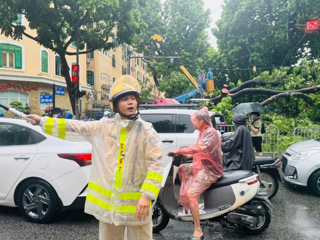 Lực lượng CSGT Công an TP Hà Nội phối hợp cắt hạ cây đổ, phân luồng, giải phóng giao thông Lực lượng CSGT Công an TP Hà Nội phối hợp cắt hạ cây đổ, phân luồng, giải phóng giao thông