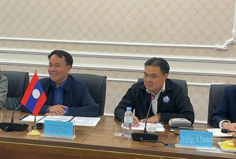 Ông Santisouk Phuounesavath - Cục trưởng Cục Thị trường nội địa Lào (bên trái) phát biểu tại buổi làm việc