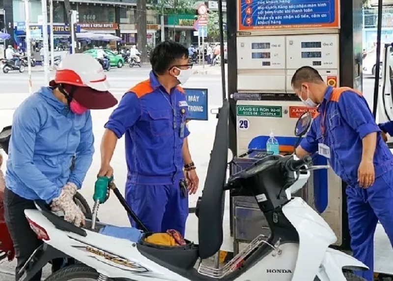 Từ 15h ngày 28/8, giá xăng E5RON92 tăng 307 đồng/lít lên 19.771 đồng/lít; giá xăng RON95III tăng 271 đồng/lít, lên mức 20.363 đồng/lít, giá dầu cũng tăng. Ảnh: ĐT
