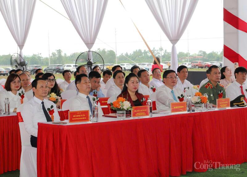 Đại biểu tham gia lễ khởi công