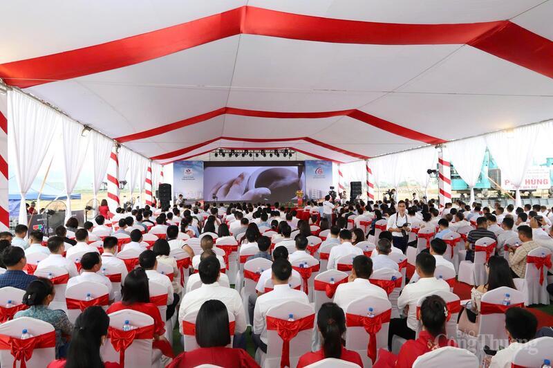 Các đại biểu xem video giới thiệu về các sản phẩm của Công ty TNHH Gốm sứ ETRILLION