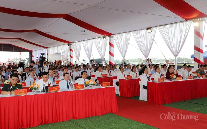 Các đại biểu tham gia lễ khởi công