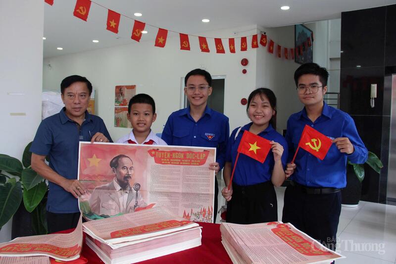 Các bạn đoàn viên, thanh thiếu niên tại TP. Đà Nẵng hào hứng nhận phụ san có tái hiện hình ảnh Bác Hồ đọc Tuyên ngôn Độc lập