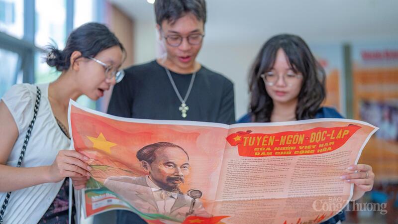 Phần 1 tái hiện hình ảnh Chủ tịch Hồ Chí Minh đọc Tuyên ngôn Độc lập tại Quảng trường Ba Đình, đồng thời in trọn vẹn bản Tuyên ngôn Độc lập, văn kiện bất hủ khẳng định quyền độc lập, tự do của dân tộc Việt Nam