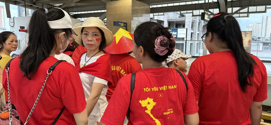 Dòng người ken đặc tại ga Yên Nghĩa, háo hức lên tàu điện để về Ba Đình xem tổng duyệt.