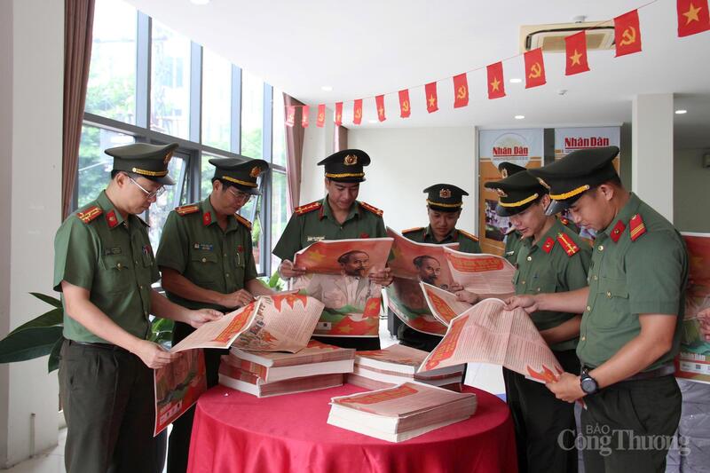 Các cán bộ, chiến sĩ công an Đà Nẵng bên phụ san đặc biệt 2/9 báo Nhân Dân. Được biết, 10.000 tờ phụ san được trao tặng cho Công an thành phố Đà Nẵng để chuyển về công an 94 xã, phường, đặc khu