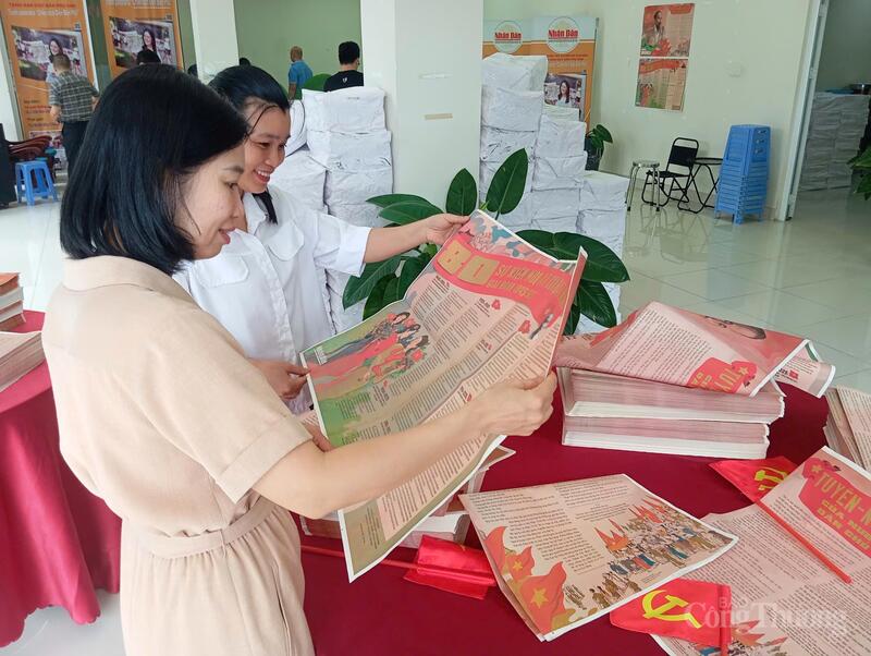 Sáng 29/8, nhiều người dân TP. Đà Nẵng đã hào hứng có mặt tại Cơ quan Đại diện Báo Nhân Dân tại miền Trung -Tây Nguyên để nhận phụ san đặc biệt 2/9, và mừng Tết Độc lập cùng phụ san với hình ảnh Chủ tịch Hồ Chí Minh đọc Tuyên ngôn Độc lập tại Quảng trường Ba Đình