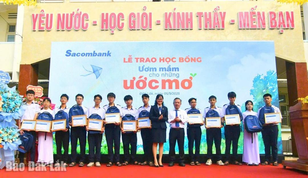 Học sinh Trường THPT chuyên Lương Văn Chánh nhận học bổng Ươm mầm cho những ước mơ năm 2025.