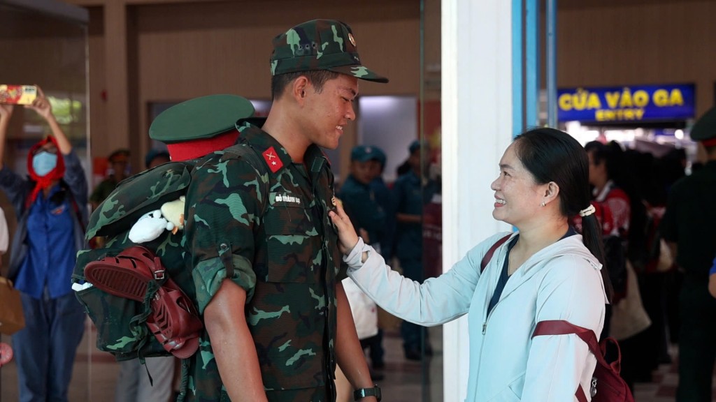 Người dân TP Hồ Chí Minh chào đón đoàn chiến sĩ hoàn thành nhiệm vụ A80 trở về