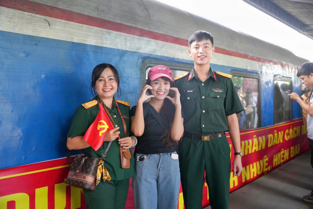 Người dân TP Hồ Chí Minh chào đón đoàn chiến sĩ hoàn thành nhiệm vụ A80 trở về