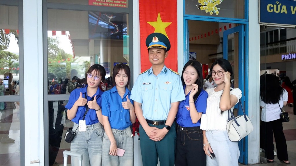 Người dân TP Hồ Chí Minh chào đón đoàn chiến sĩ hoàn thành nhiệm vụ A80 trở về