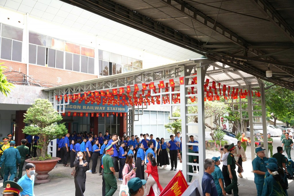 Nhận được sự chào đón nồng nhiệt từ người dân