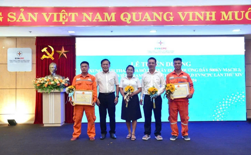 Anh Phan Văn Đoàn (bên phải ngoài cùng) được tuyên dương với thành tích tích cực tham gia 2 Đội xung kích hỗ trợ thi công xây dựng đường dây 500kV Quảng Trạch - Phố Nối và khắc phục bão Yagi (Quảng Ninh). Ảnh: D. Huyền