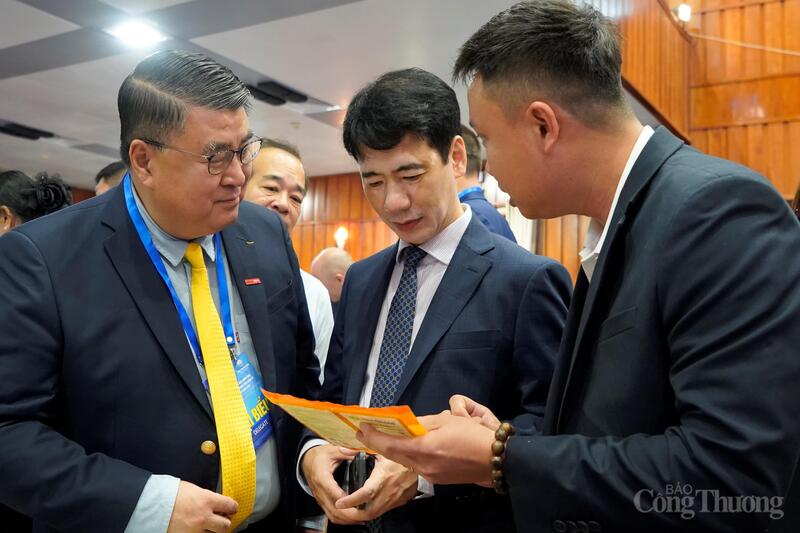 Các đại biểu tìm hiểu về sản phẩm đặc trưng của Tây Ninh. Ảnh: Nguyễn Ngọc