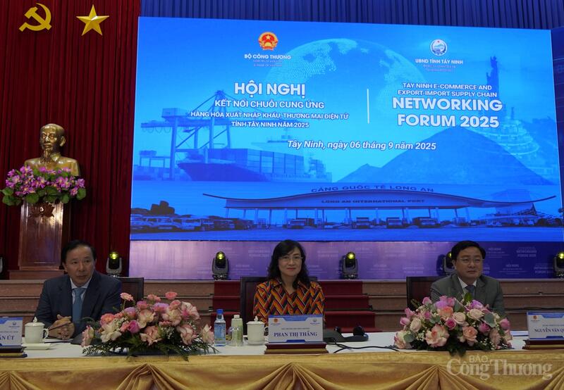 Bí thư Tỉnh ủy Tây Ninh Nguyễn Văn Quyết, Thứ trưởng Bộ Công Thương Phan Thị Thắng, Chủ tịch UBND tỉnh Tây Ninh Nguyễn Văn Út chủ trì hội nghị. Ảnh: Nguyễn Ngọc