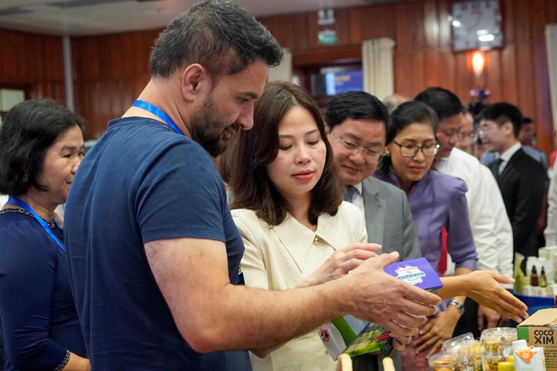 Đại biểu người nước ngoài tìm hiểu về sản phẩm của Tây Ninh. Ảnh: Nguyễn Ngọc