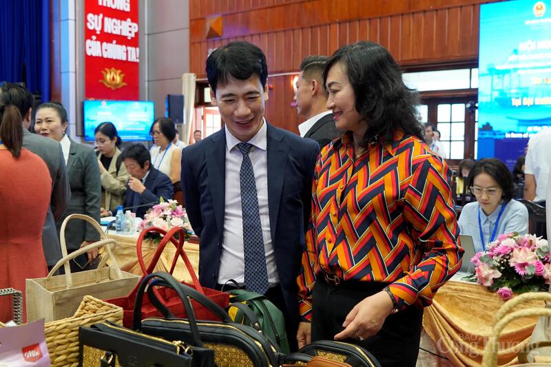 Thứ trưởng Bộ Công Thương Phan Thị Thắng tham quan các gian hàng trưng bày sản phẩm đặc trưng của Tây Ninh. Ảnh: Nguyễn Ngọc