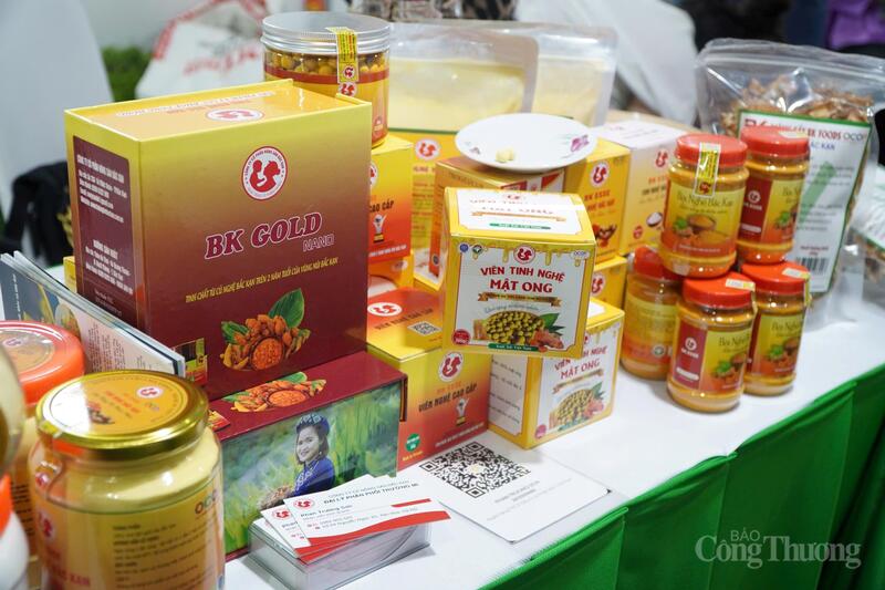 Các sản phẩm tinh nghệ mật ong, tinh bột nghệ đạt OCOP của Công ty Cổ phần Nông sản Bắc Kạn