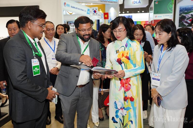 Doanh nghiệp nước ngoài giới thiệu các sản phẩm của đơn vị mình với Thứ trưởng Bộ Công Thương Phan Thị Thắng.