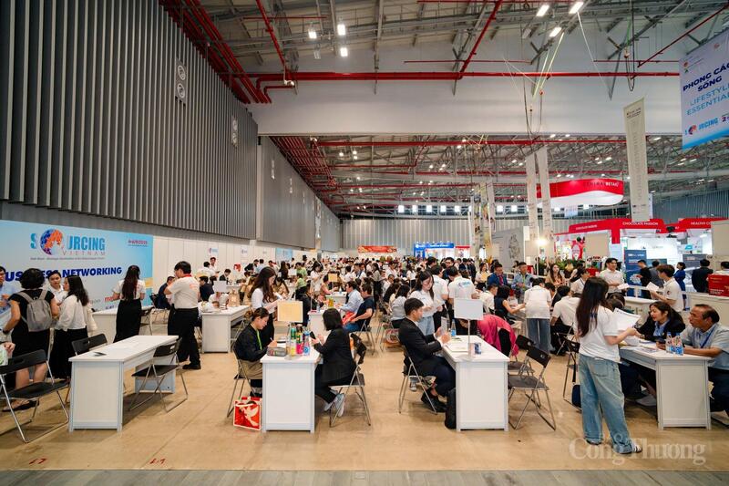 Khu vực B2B tại Vietnam International Sourcing 2025 luôn nhộn nhịp.