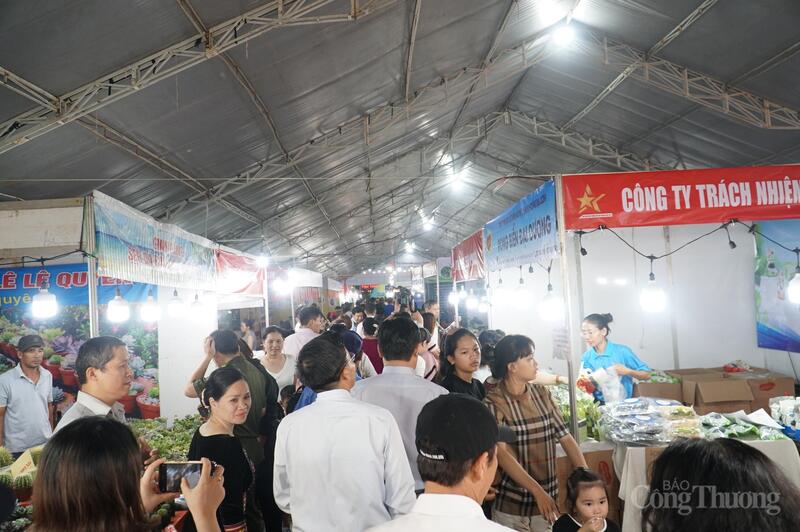 Hàng nghìn người dân tham quan, mua sắm tại Hội chợ Công Thương và OCOP Quảng Ngãi năm 2025 tối 29/8