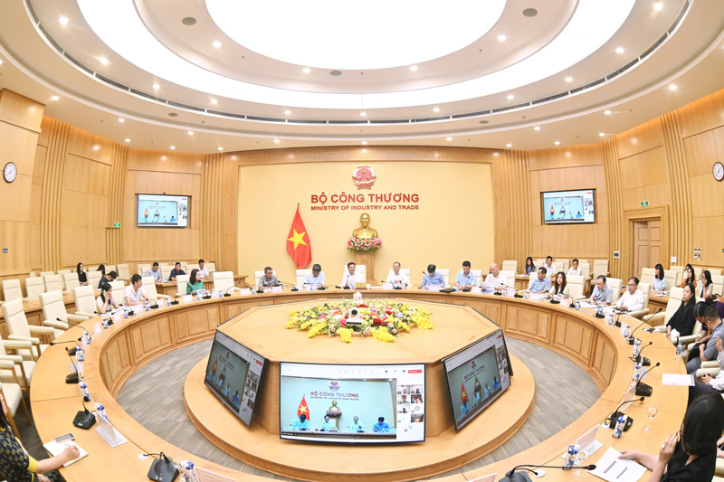 Bộ trưởng Nguyễn Hồng Diên đề nghị các doanh nghiệp xuất khẩu gạo chia sẻ những khó khăn, vướng mắc cần hỗ trợ, tháo gỡ. Ảnh: Cấn Dũng.