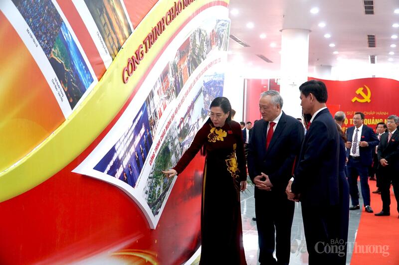 Phó Thủ tướng Thường trực Chính phủ Nguyễn Hòa Bình tham quan các gian hàng triển lãm giới thiệu thành tựu tỉnh Quảng Ngãi tại Đại hội.