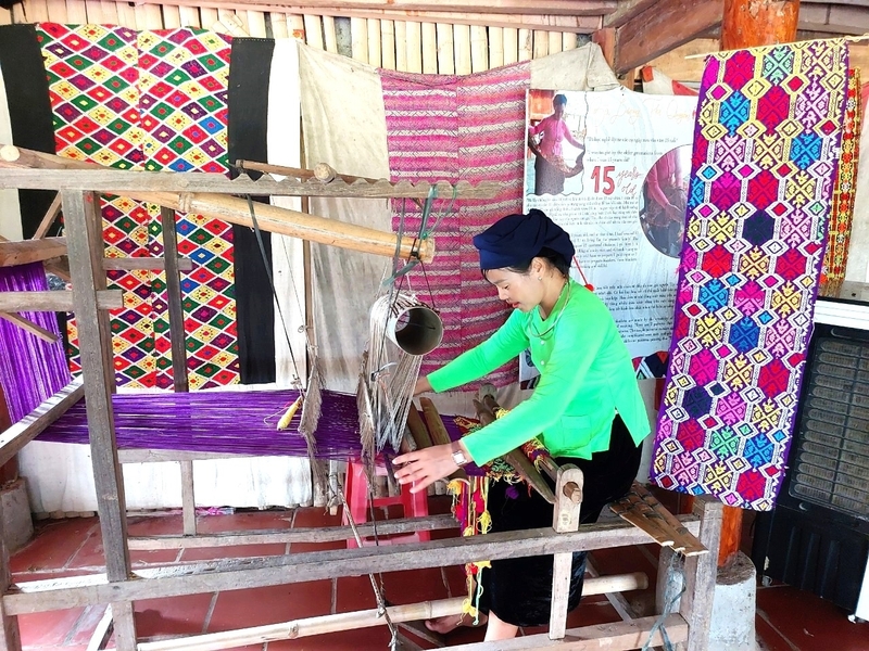 Bà con đồng bào Tày ở những địa phương miền núi vẫn gìn giữ nghề thêu và dệt thổ cẩm (Ảnh: Nguyễn Thế Lượng)