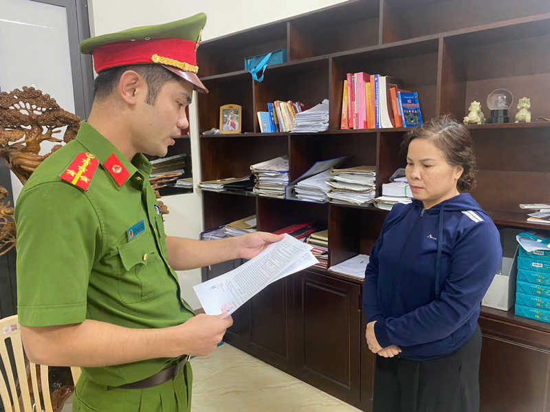 Cơ quan Cảnh sát điều tra Công an tỉnh tống đạt Quyết định khởi tố đối với Lê Thị Thanh Thuỷ về tội trốn thuế. Ảnh: CACC