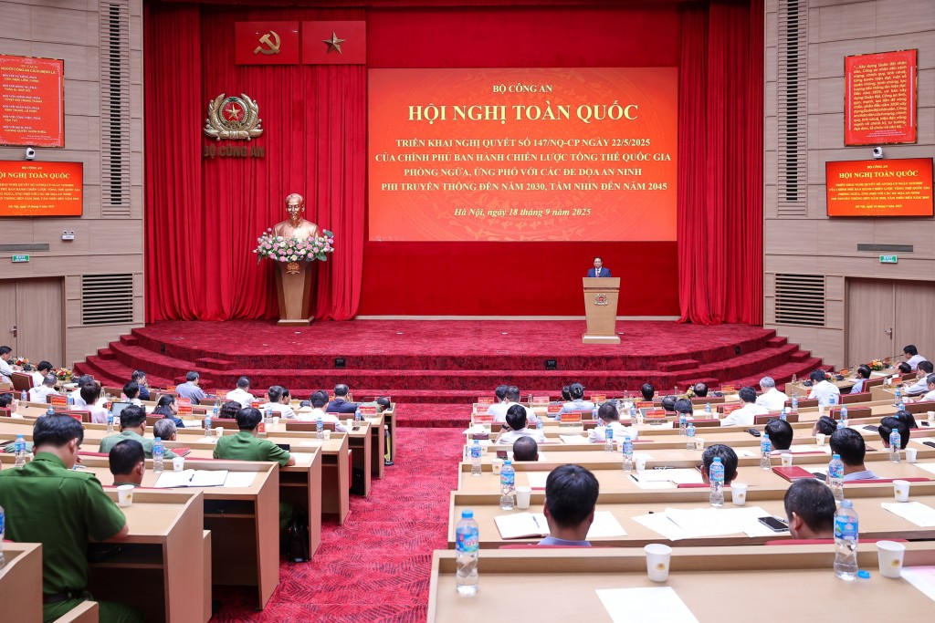 Thủ tướng nhấn mạnh các quan điểm xuyên suốt: Lấy phòng ngừa là chính, cơ bản, chiến lược, lâu dài, quyết định, bền vững, ứng phó phải cấp bách, nhanh chóng, kịp thời, hiệu quả, cả đột xuất và thường xuyên - Ảnh: VGP/Nhật Bắc